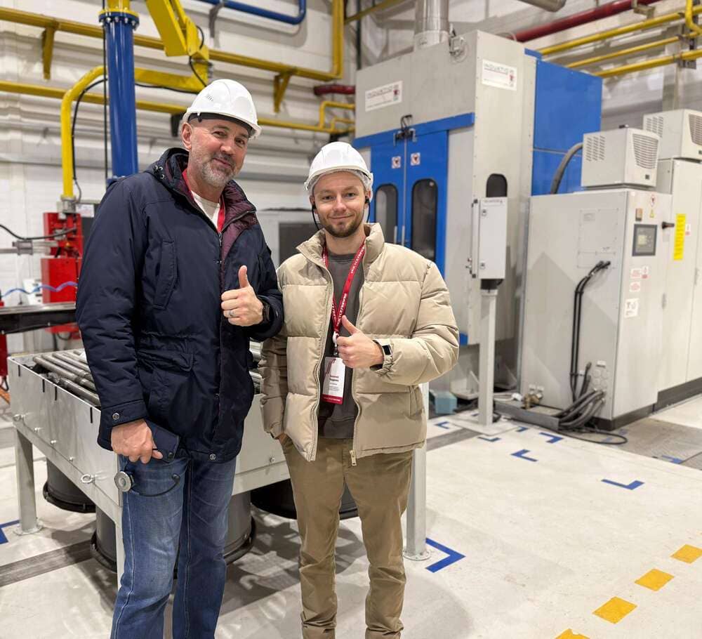 Ростсельмаш посетила большая делегация «АгроГард». В ее состав вошли руководители из Московского офиса и представители всех регионов присутствия агрохолдинга: Курской, Липецкой, Орловской, Тамбовской областей и Краснодарского края. «У нас 5 филиалов в стране, и главные инженеры всех филиалов сегодня здесь, чтобы лично увидеть, как выпускается техника, которая работает на наших полях, обменяться мнениями со специалистами производителя», - прокомментировал цель визита Сергей Левченко, директор департамента технического обеспечения производства «АгроГард». Несмотря на продолжительное сотрудничество, это первый визит совместной делегации холдинга на промышленную площадку. Для них была организована экскурсия по ключевым производственным подразделениям, где они смогли ознакомиться с мощностями предприятий и компонентной базой изготовления техники. Также для гостей прошли презентации модельного ряда и инвестиционной программы компании, встреча с ведущими специалистами, тест-драйв техники. «Меня поразил новый тракторный завод. Я был на предприятиях всех основных западных марок. То, что сегодня мы увидели, это очень современно и для нашей страны большой шаг вперед. На таком заводе просто невозможно плохие машины делать. Поразило также отношение людей: как берегут оборудование, какую чистоту поддерживают», - поделился впечатлениями Сергей Левченко. Говоря о взаимодействии агрохолдинга и Ростсельмаш, руководитель делегации отметил тесные коммуникативные связи, оперативный отклик производителя на пожелания клиентов, что находит отражение в развитии продуктовых линеек, в повышении качества техники и ее сервисного обеспечения. Как результат – доля российской компании в парке «АгроГард» за 10 лет выросла с 30 до почти 70%. «Нас устраивает, как Ростсельмаш работает, как работают комбайны и тракторы. Мы удовлетворены сотрудничеством и благодарим всех, кто делает эти машины, кто взаимодействует с клиентами. Надеемся на дальнейшее плодотворное сотрудничество», - сказал в конце визита С.В. Левченко, директор департамента технического обеспечения производства «АгроГард». Ростсельмаш посетила большая делегация «АгроГард». В ее состав вошли руководители из Московского офиса и представители всех регионов присутствия агрохолдинга: Курской, Липецкой, Орловской, Тамбовской областей и Краснодарского края. «У нас 5 филиалов в стране, и главные инженеры всех филиалов сегодня здесь, чтобы лично увидеть, как выпускается техника, которая работает на наших полях, обменяться мнениями со специалистами производителя», - прокомментировал цель визита Сергей Левченко, директор департамента технического обеспечения производства «АгроГард». Несмотря на продолжительное сотрудничество, это первый визит совместной делегации холдинга на промышленную площадку. Для них была организована экскурсия по ключевым производственным подразделениям, где они смогли ознакомиться с мощностями предприятий и компонентной базой изготовления техники. Также для гостей прошли презентации модельного ряда и инвестиционной программы компании, встреча с ведущими специалистами, тест-драйв техники. «Меня поразил новый тракторный завод. Я был на предприятиях всех основных западных марок. То, что сегодня мы увидели, это очень современно и для нашей страны большой шаг вперед. На таком заводе просто невозможно плохие машины делать. Поразило также отношение людей: как берегут оборудование, какую чистоту поддерживают», - поделился впечатлениями Сергей Левченко. Говоря о взаимодействии агрохолдинга и Ростсельмаш, руководитель делегации отметил тесные коммуникативные связи, оперативный отклик производителя на пожелания клиентов, что находит отражение в развитии продуктовых линеек, в повышении качества техники и ее сервисного обеспечения. Как результат – доля российской компании в парке «АгроГард» за 10 лет выросла с 30 до почти 70%. «Нас устраивает, как Ростсельмаш работает, как работают комбайны и тракторы. Мы удовлетворены сотрудничеством и благодарим всех, кто делает эти машины, кто взаимодействует с клиентами. Надеемся на дальнейшее плодотворное сотрудничество», - сказал в конце визита С.В. Левченко, директор департамента технического обеспечения производства «АгроГард».