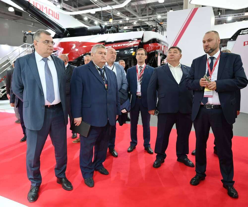 Руководство Ростсельмаш встречает делегацию Оренбургской области Руководство Ростсельмаш встречает делегацию Оренбургской области