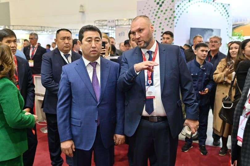 Гостей на стенде встречал Алексей Швейцов Гостей на стенде встречал Алексей Швейцов