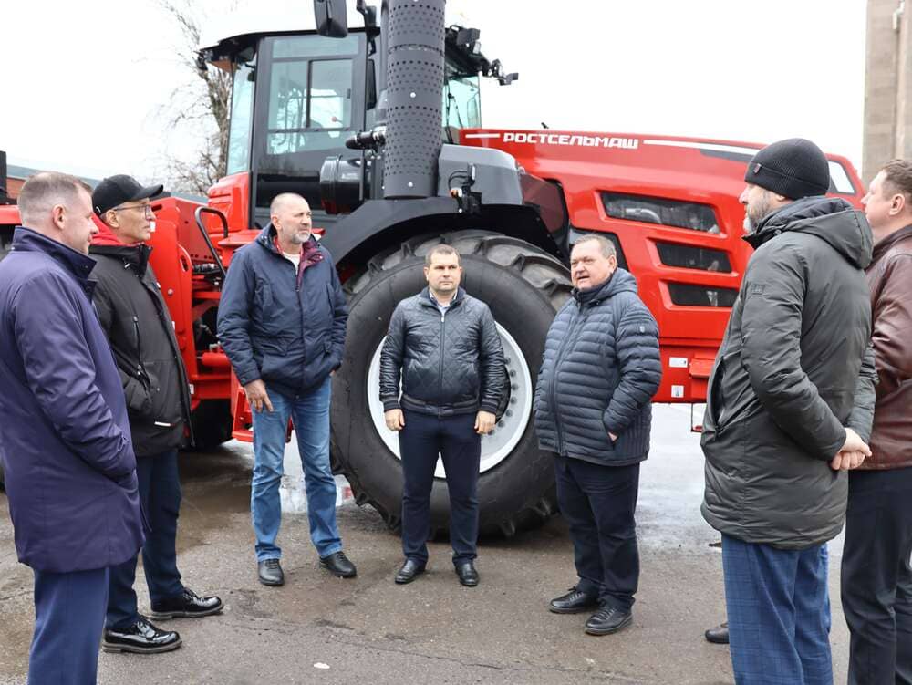 Ростсельмаш посетила большая делегация «АгроГард». В ее состав вошли руководители из Московского офиса и представители всех регионов присутствия агрохолдинга: Курской, Липецкой, Орловской, Тамбовской областей и Краснодарского края. «У нас 5 филиалов в стране, и главные инженеры всех филиалов сегодня здесь, чтобы лично увидеть, как выпускается техника, которая работает на наших полях, обменяться мнениями со специалистами производителя», - прокомментировал цель визита Сергей Левченко, директор департамента технического обеспечения производства «АгроГард». Несмотря на продолжительное сотрудничество, это первый визит совместной делегации холдинга на промышленную площадку. Для них была организована экскурсия по ключевым производственным подразделениям, где они смогли ознакомиться с мощностями предприятий и компонентной базой изготовления техники. Также для гостей прошли презентации модельного ряда и инвестиционной программы компании, встреча с ведущими специалистами, тест-драйв техники. «Меня поразил новый тракторный завод. Я был на предприятиях всех основных западных марок. То, что сегодня мы увидели, это очень современно и для нашей страны большой шаг вперед. На таком заводе просто невозможно плохие машины делать. Поразило также отношение людей: как берегут оборудование, какую чистоту поддерживают», - поделился впечатлениями Сергей Левченко. Говоря о взаимодействии агрохолдинга и Ростсельмаш, руководитель делегации отметил тесные коммуникативные связи, оперативный отклик производителя на пожелания клиентов, что находит отражение в развитии продуктовых линеек, в повышении качества техники и ее сервисного обеспечения. Как результат – доля российской компании в парке «АгроГард» за 10 лет выросла с 30 до почти 70%. «Нас устраивает, как Ростсельмаш работает, как работают комбайны и тракторы. Мы удовлетворены сотрудничеством и благодарим всех, кто делает эти машины, кто взаимодействует с клиентами. Надеемся на дальнейшее плодотворное сотрудничество», - сказал в конце визита С.В. Левченко, директор департамента технического обеспечения производства «АгроГард». Ростсельмаш посетила большая делегация «АгроГард». В ее состав вошли руководители из Московского офиса и представители всех регионов присутствия агрохолдинга: Курской, Липецкой, Орловской, Тамбовской областей и Краснодарского края. «У нас 5 филиалов в стране, и главные инженеры всех филиалов сегодня здесь, чтобы лично увидеть, как выпускается техника, которая работает на наших полях, обменяться мнениями со специалистами производителя», - прокомментировал цель визита Сергей Левченко, директор департамента технического обеспечения производства «АгроГард». Несмотря на продолжительное сотрудничество, это первый визит совместной делегации холдинга на промышленную площадку. Для них была организована экскурсия по ключевым производственным подразделениям, где они смогли ознакомиться с мощностями предприятий и компонентной базой изготовления техники. Также для гостей прошли презентации модельного ряда и инвестиционной программы компании, встреча с ведущими специалистами, тест-драйв техники. «Меня поразил новый тракторный завод. Я был на предприятиях всех основных западных марок. То, что сегодня мы увидели, это очень современно и для нашей страны большой шаг вперед. На таком заводе просто невозможно плохие машины делать. Поразило также отношение людей: как берегут оборудование, какую чистоту поддерживают», - поделился впечатлениями Сергей Левченко. Говоря о взаимодействии агрохолдинга и Ростсельмаш, руководитель делегации отметил тесные коммуникативные связи, оперативный отклик производителя на пожелания клиентов, что находит отражение в развитии продуктовых линеек, в повышении качества техники и ее сервисного обеспечения. Как результат – доля российской компании в парке «АгроГард» за 10 лет выросла с 30 до почти 70%. «Нас устраивает, как Ростсельмаш работает, как работают комбайны и тракторы. Мы удовлетворены сотрудничеством и благодарим всех, кто делает эти машины, кто взаимодействует с клиентами. Надеемся на дальнейшее плодотворное сотрудничество», - сказал в конце визита С.В. Левченко, директор департамента технического обеспечения производства «АгроГард».